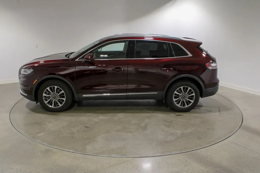 2023 Lincoln Nautilus Standard photo 1
