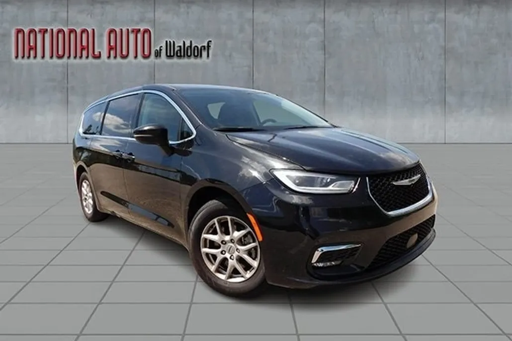 2023 Chrysler Pacifica Touring L photo 1