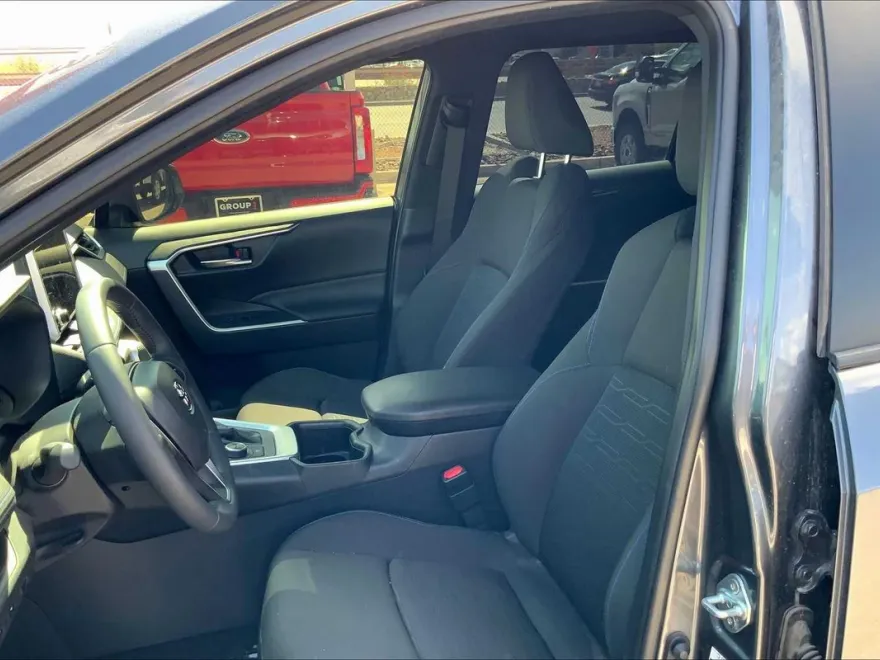 2024 Toyota RAV4 Hybrid SE photo 1