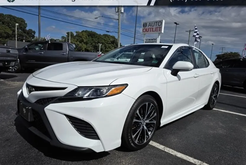 2019 Toyota Camry SE photo 1