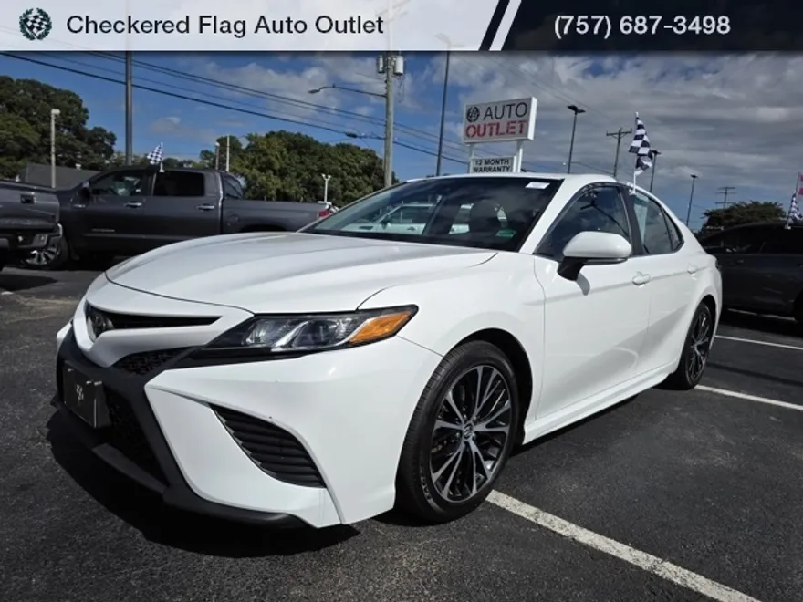 2019 Toyota Camry SE photo 1
