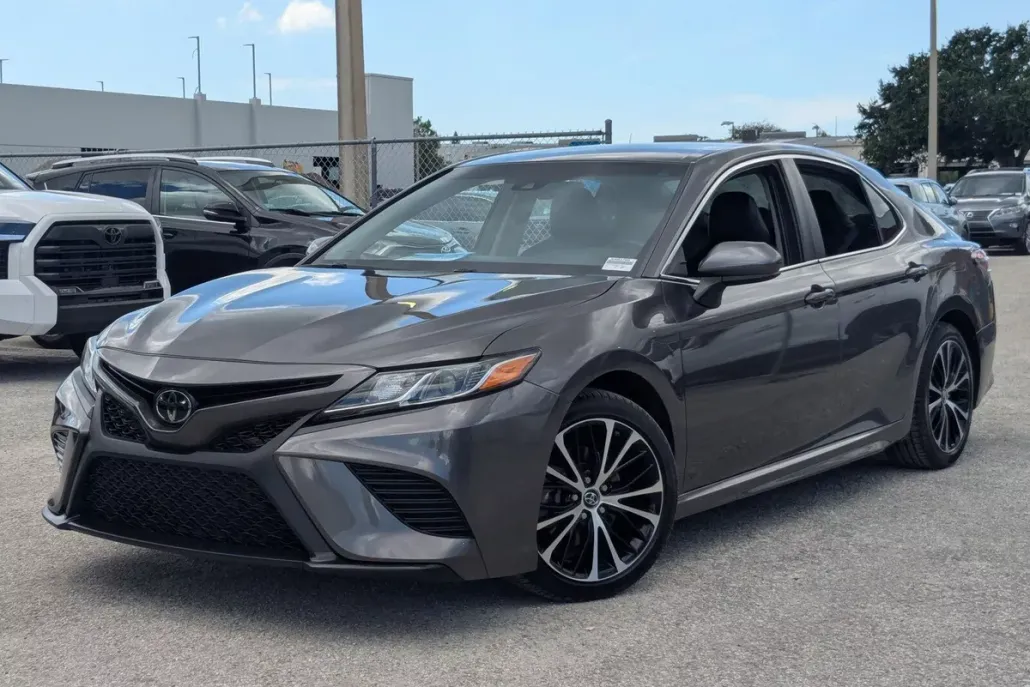 2018 Toyota Camry SE photo 1