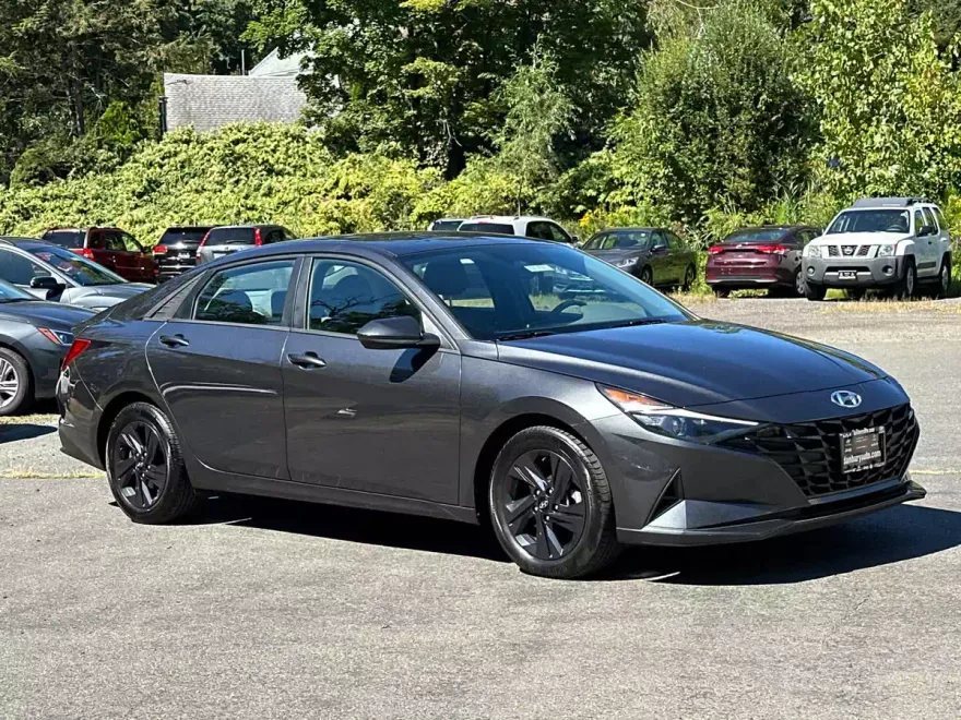 2022 Hyundai Elantra SEL photo 1