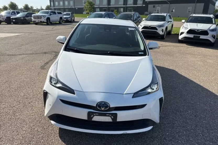 2021 Toyota Prius LE photo 1