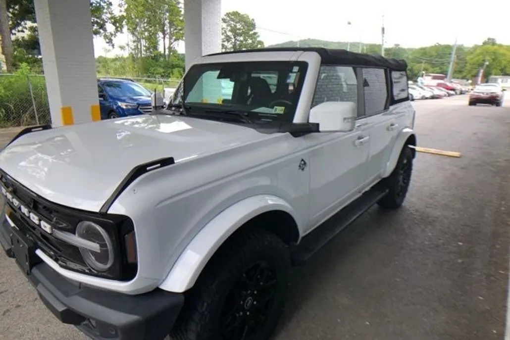 2022 Ford Bronco Outer Banks photo 1
