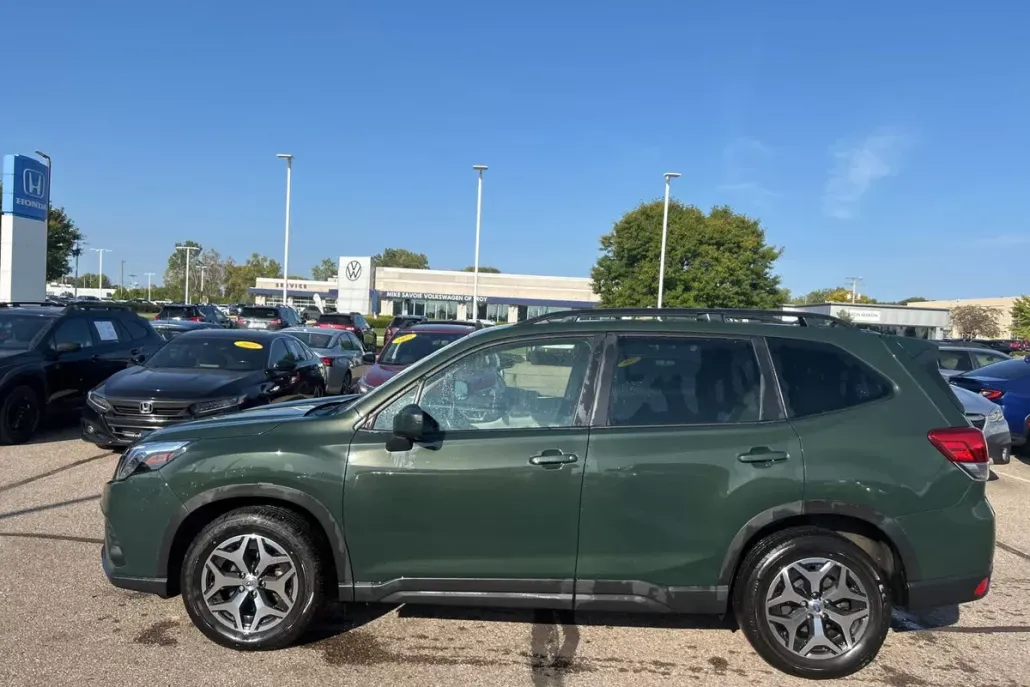 2023 Subaru Forester Premium photo 1