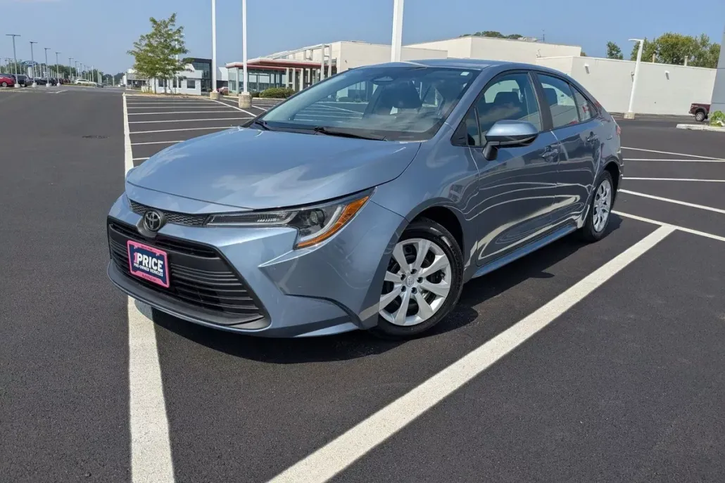 2023 Toyota Corolla LE photo 1