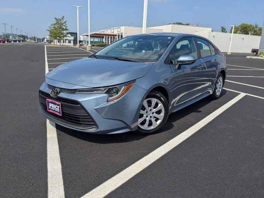 2023 Toyota Corolla LE photo 1