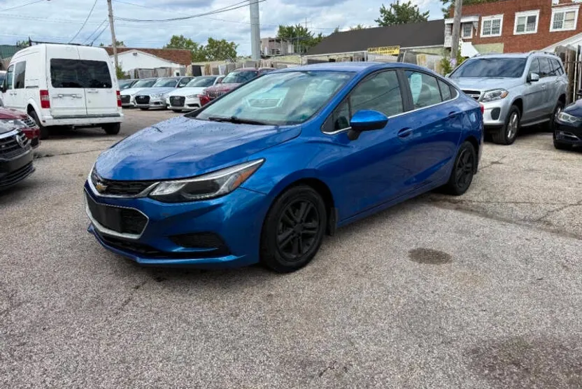 2017 Chevrolet Cruze LT photo 1