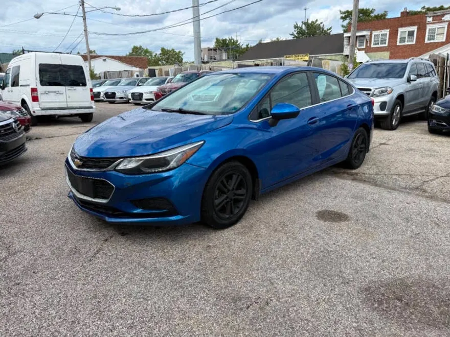 2017 Chevrolet Cruze LT photo 1