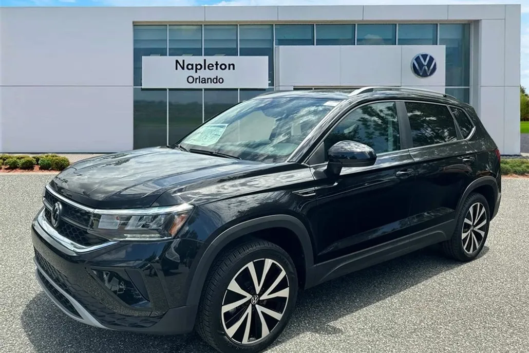 2024 Volkswagen Taos SE photo 1