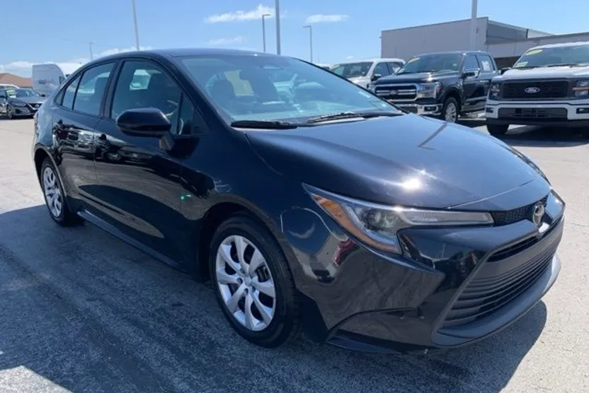 2023 Toyota Corolla LE photo 1