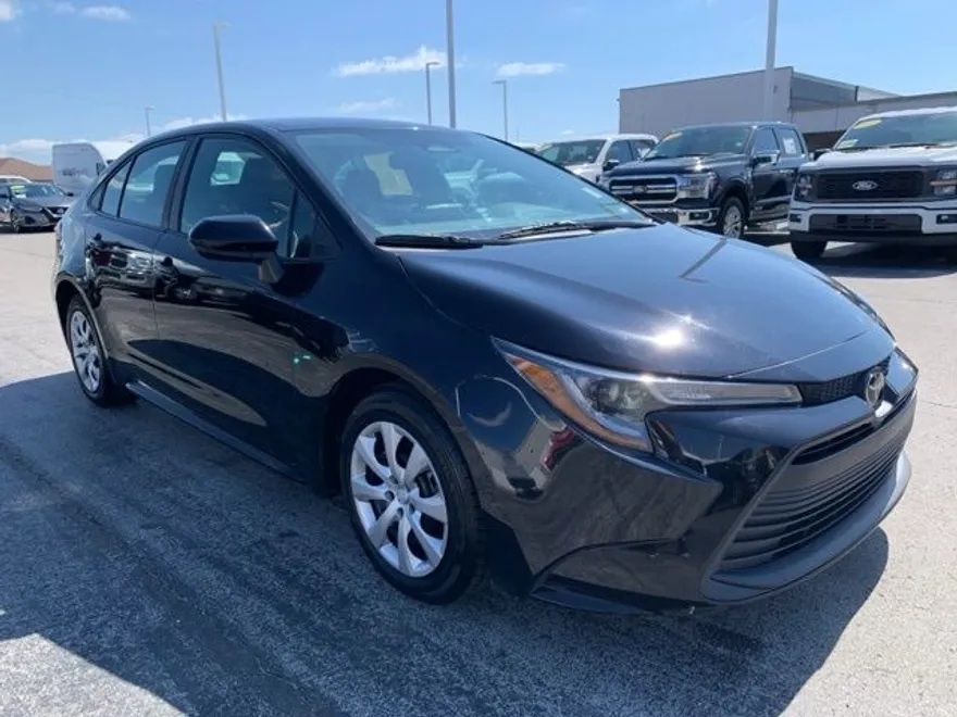 2023 Toyota Corolla LE photo 1