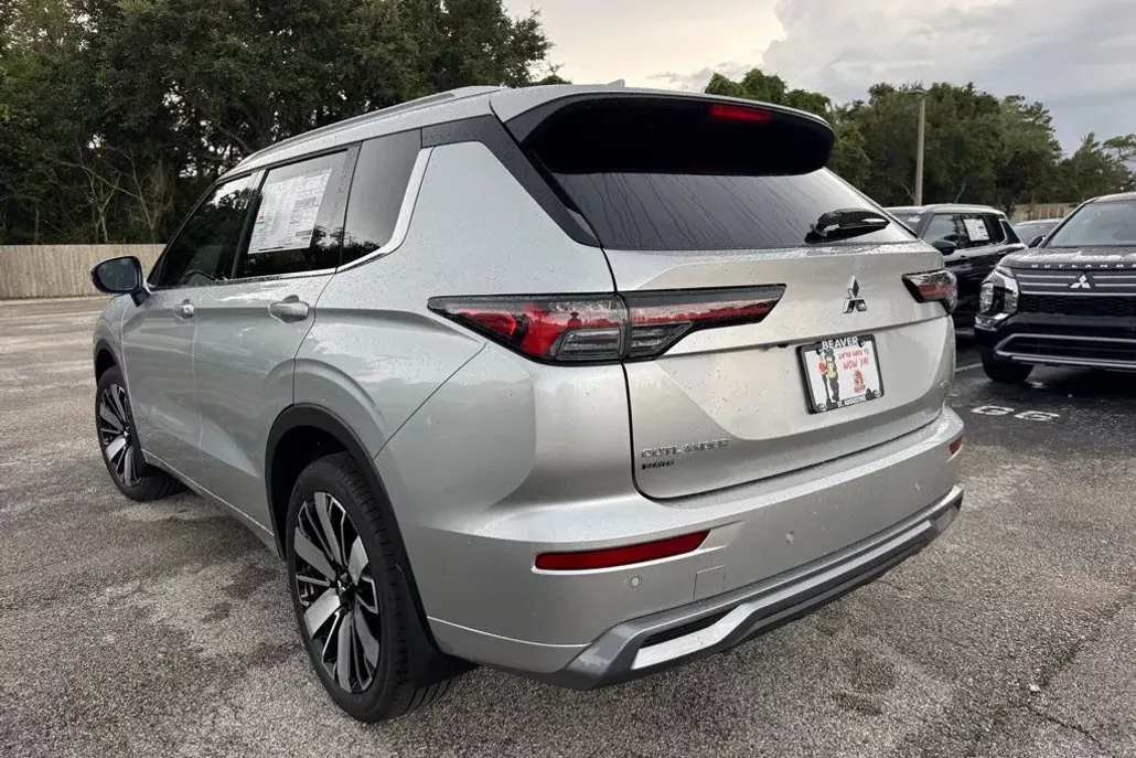 2025 Mitsubishi Outlander SEL photo 1