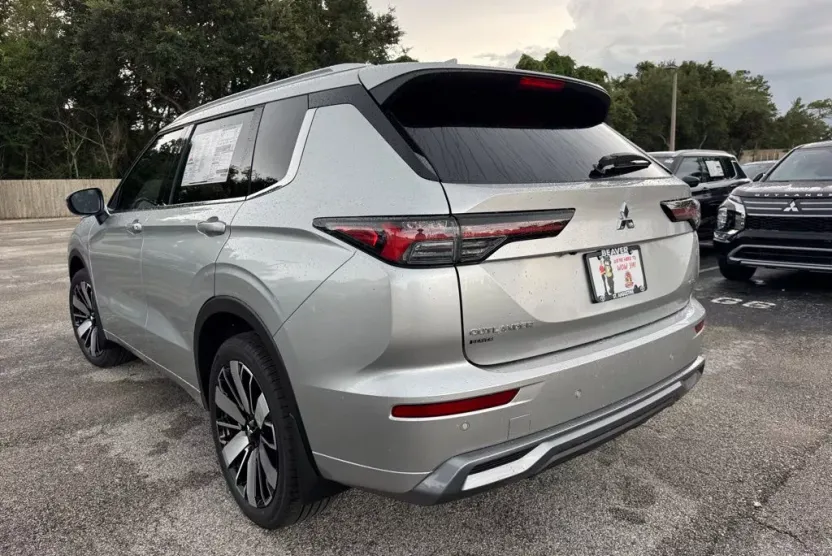 2025 Mitsubishi Outlander SEL photo 1