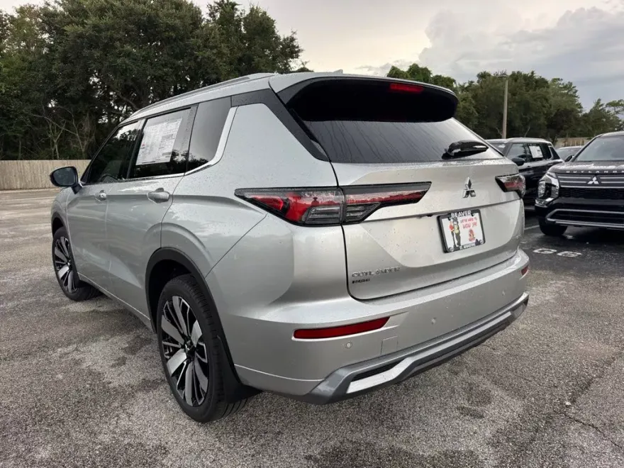 2025 Mitsubishi Outlander SEL photo 1