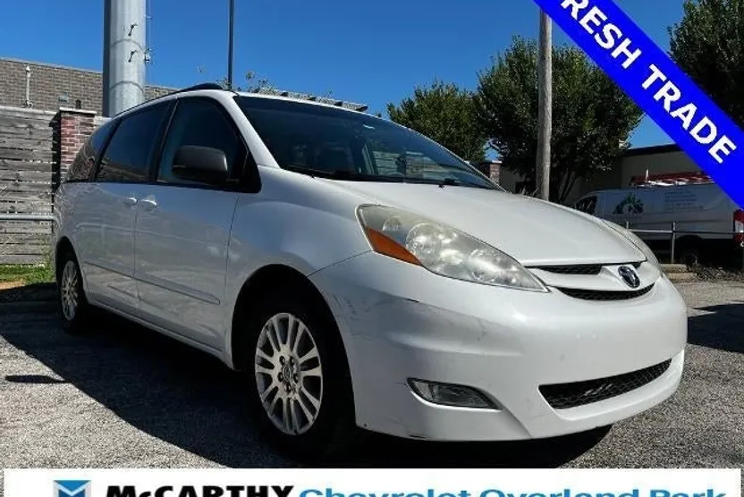 2010 Toyota Sienna XLE photo 1