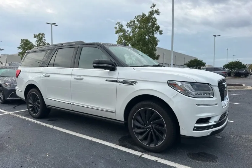 2021 Lincoln Navigator Black Label photo 1