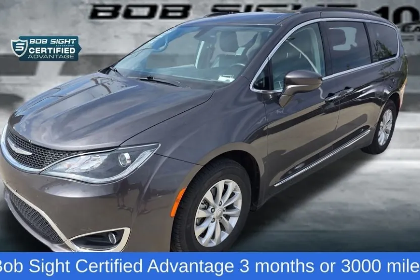 2017 Chrysler Pacifica Touring L photo 1