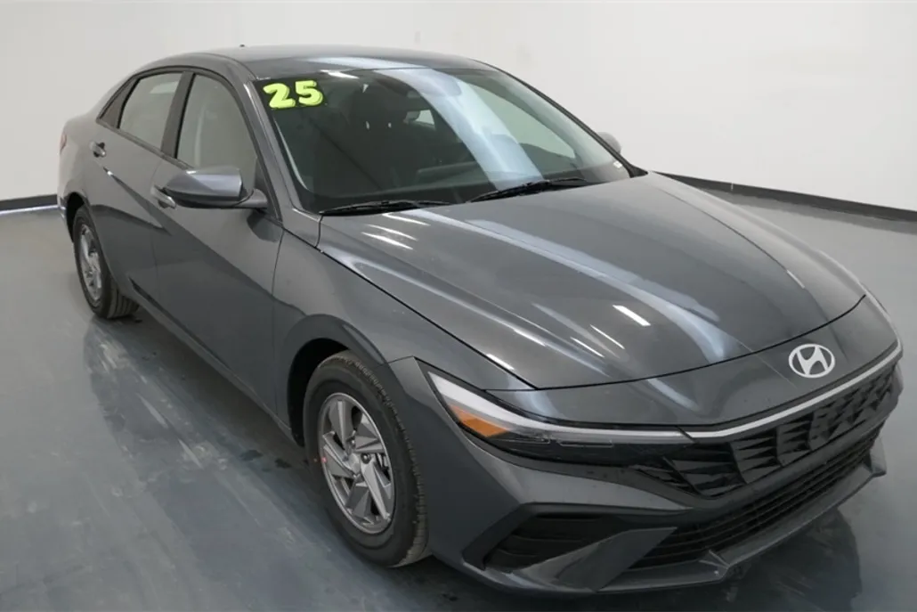 2025 Hyundai Elantra SE photo 1