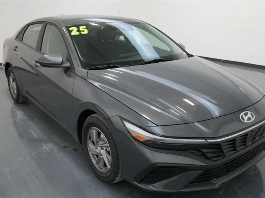 2025 Hyundai Elantra SE photo 1