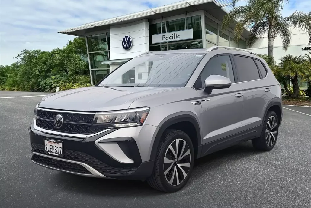 2024 Volkswagen Taos SE photo 1