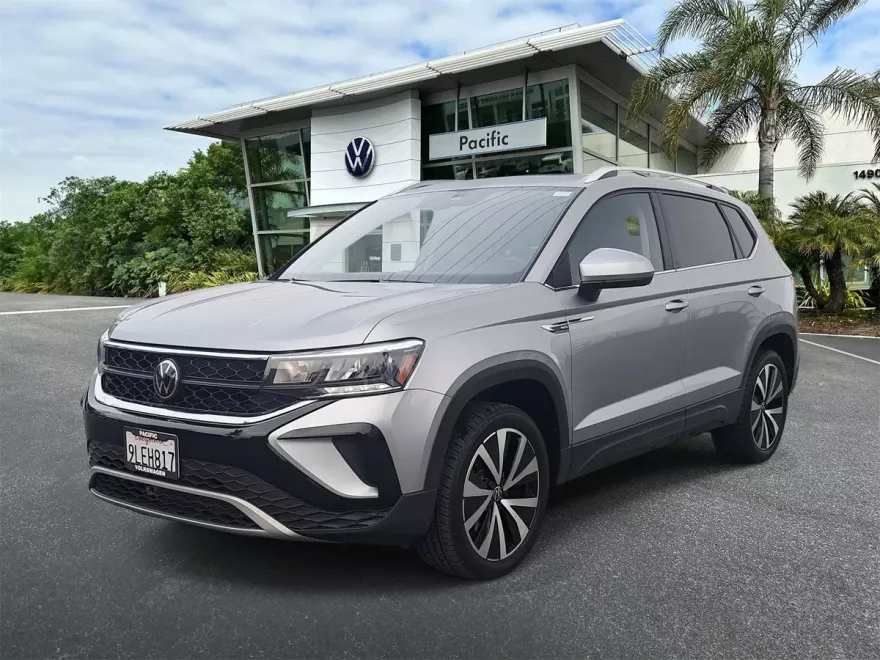 2024 Volkswagen Taos SE photo 1