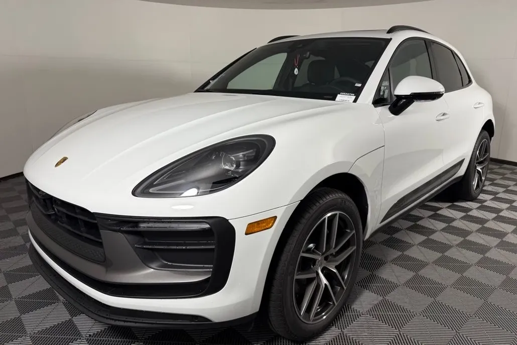2025 Porsche Macan T photo 1