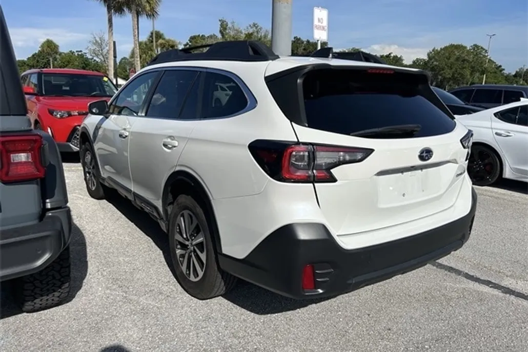 2020 Subaru Outback Premium photo 1