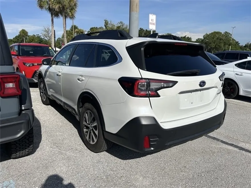 2020 Subaru Outback Premium photo 1