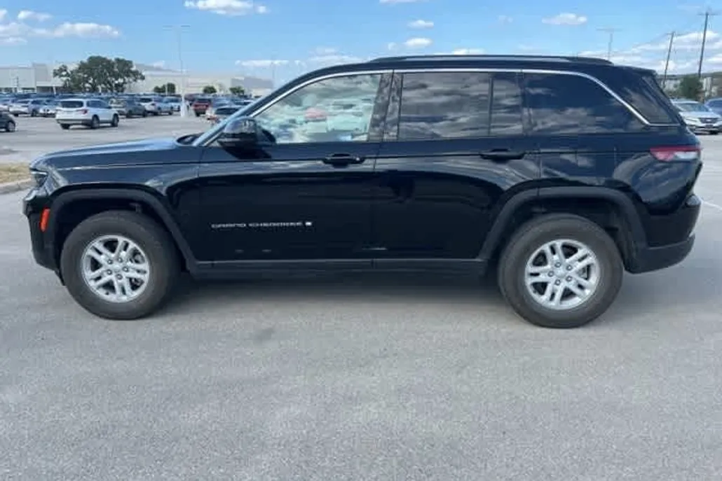 2023 Jeep Grand Cherokee Laredo photo 1