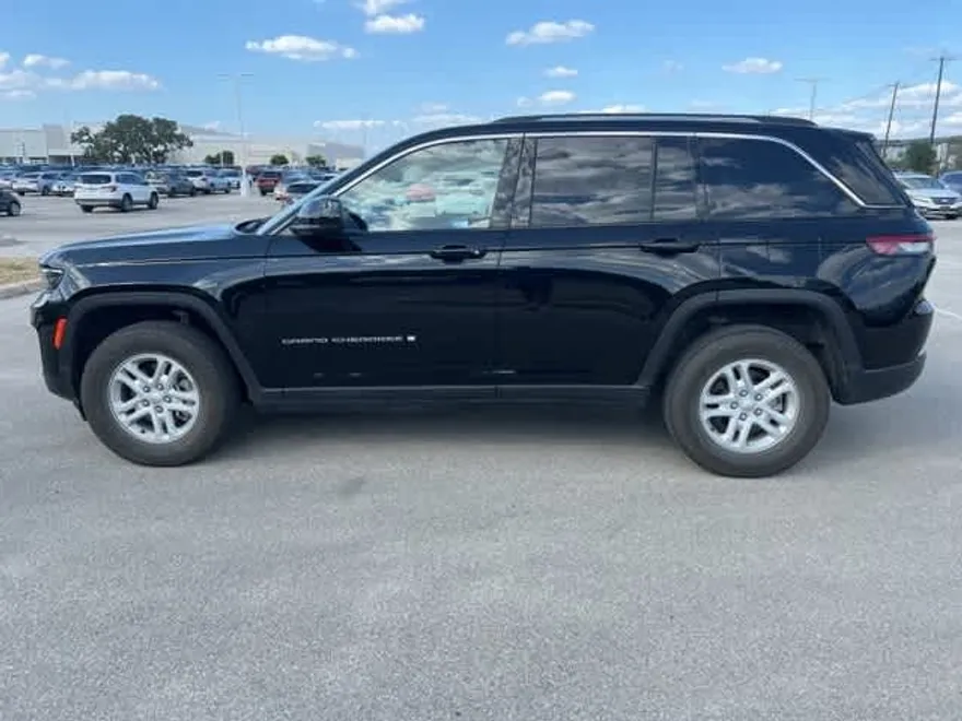 2023 Jeep Grand Cherokee Laredo photo 1