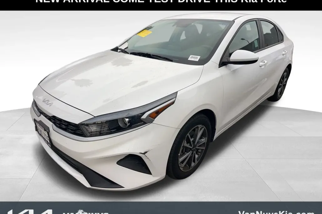 2023 Kia Forte LXS photo 1