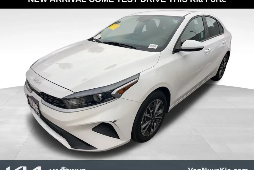 2023 Kia Forte LXS photo 1
