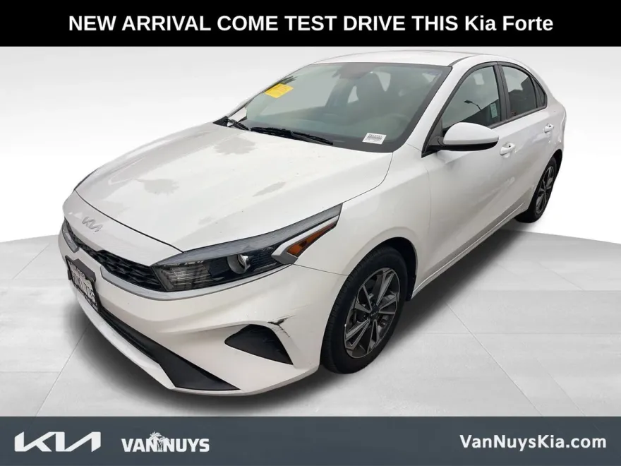 2023 Kia Forte LXS photo 1