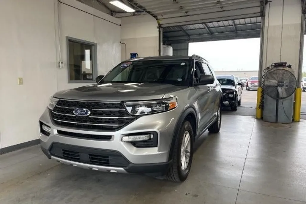 2023 Ford Explorer XLT photo 1