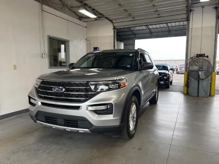 2023 Ford Explorer XLT photo 1