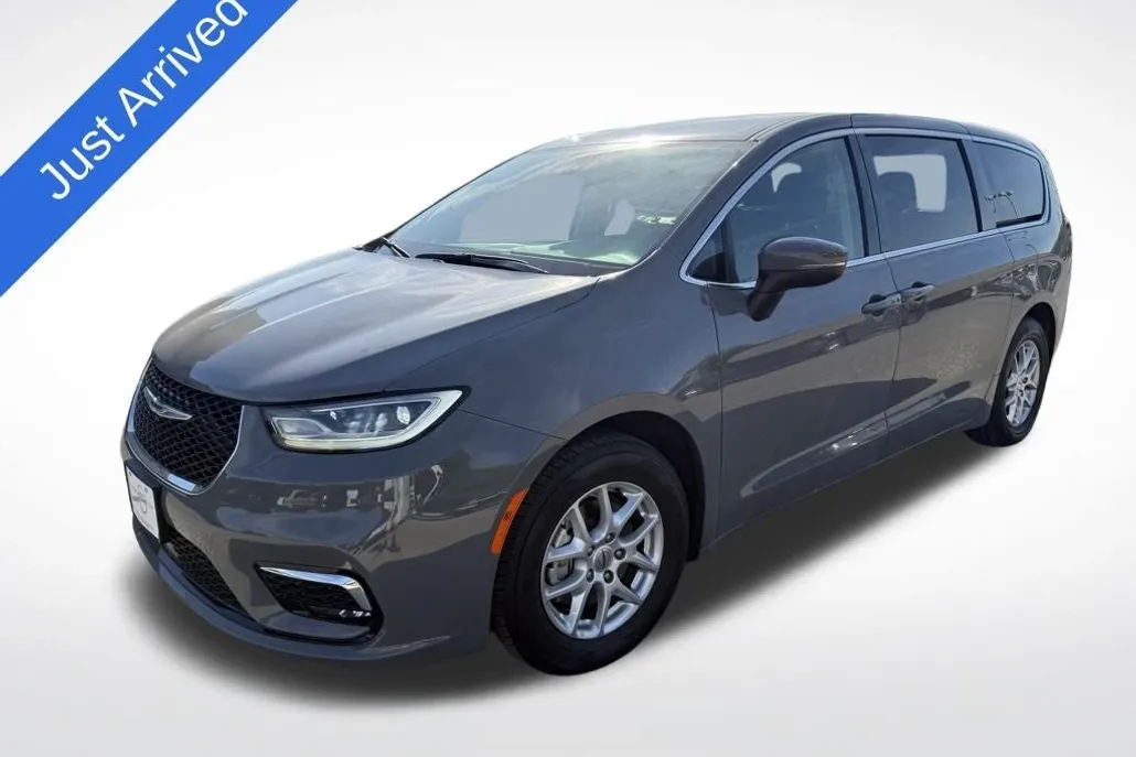 2023 Chrysler Pacifica Touring L photo 1
