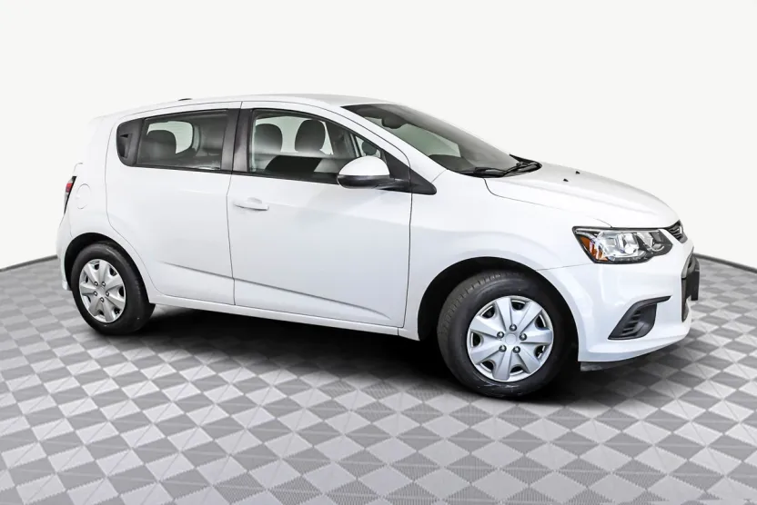 2017 Chevrolet Sonic LT photo 1
