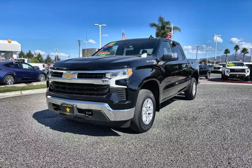 2025 Chevrolet Silverado 1500 LT photo 1