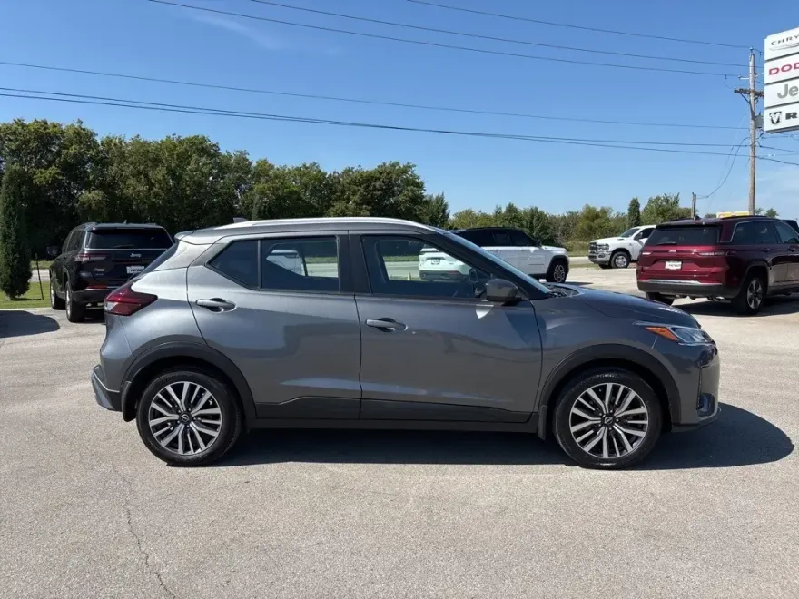 2022 Nissan Kicks SV photo 1
