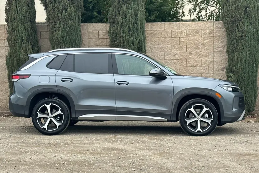 2025 Volkswagen Tiguan SE photo 1