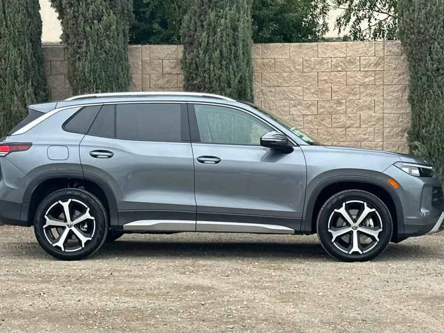 2025 Volkswagen Tiguan SE photo 1