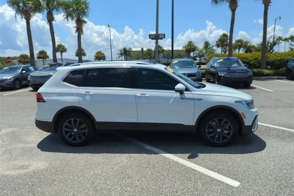 2022 Volkswagen Tiguan SE photo 1