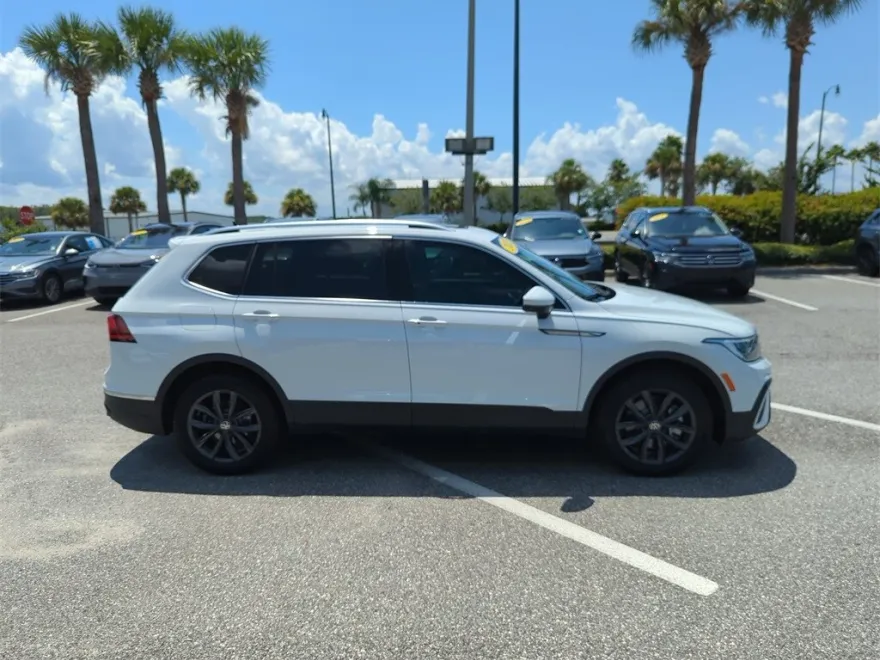 2022 Volkswagen Tiguan SE photo 1