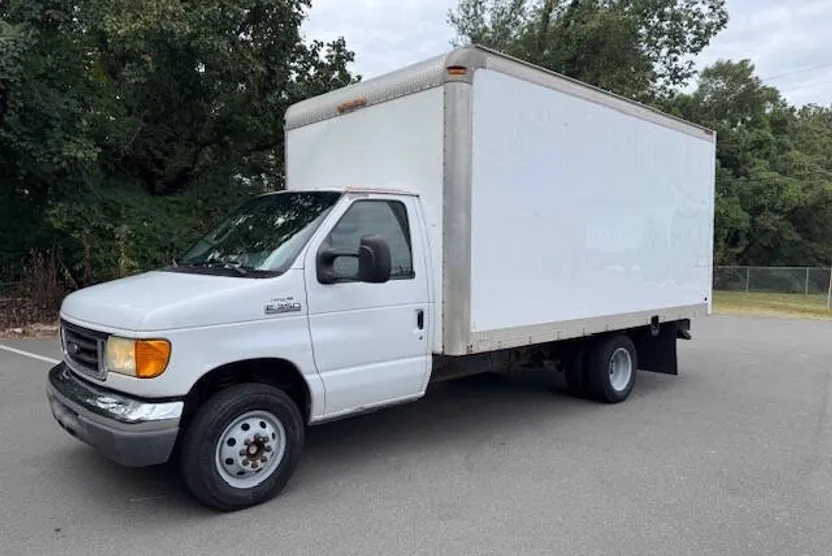 2006 Ford E-350 photo 1