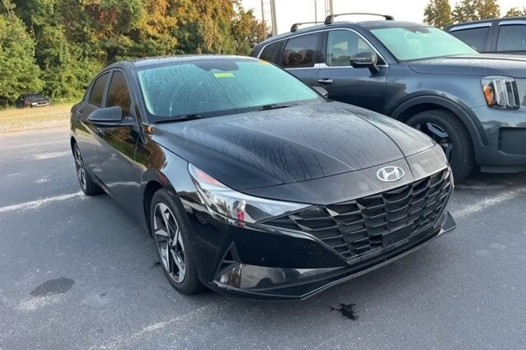 2023 Hyundai Elantra SEL photo 1