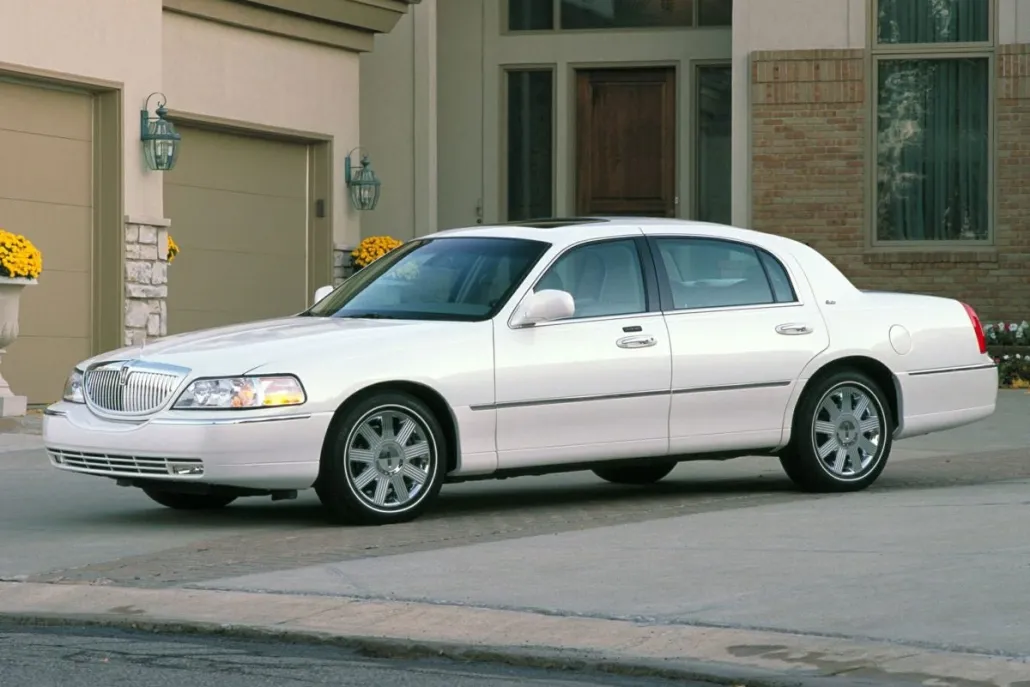 2004 Lincoln Town Car Ultimate photo 1