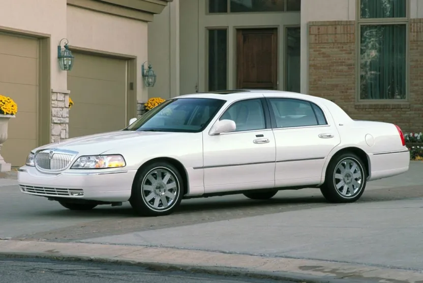 2004 Lincoln Town Car Ultimate photo 1