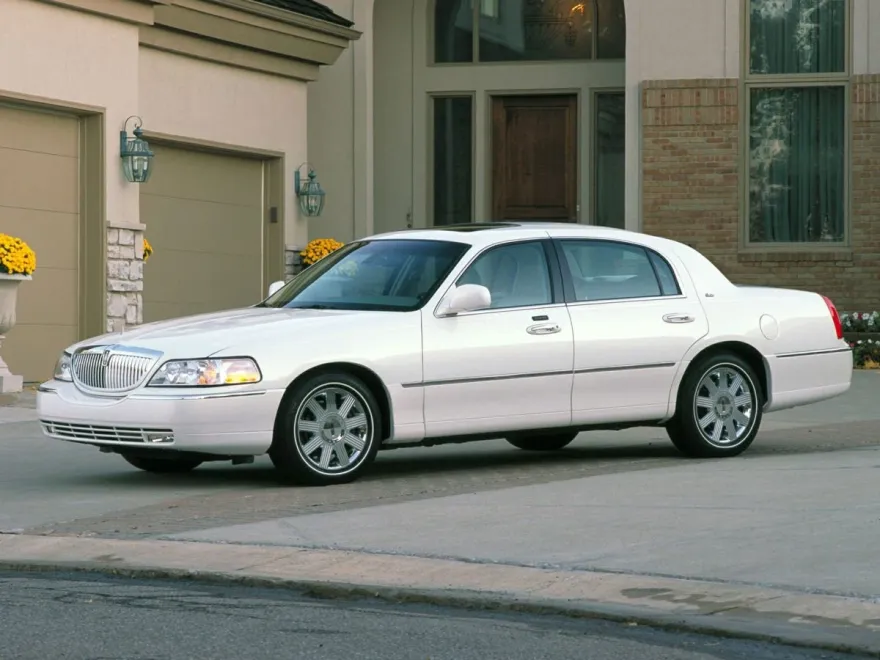 2004 Lincoln Town Car Ultimate photo 1